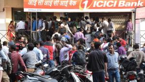 Chaos outside an ATM in New Delhi. Photo Courtesy: www.cbsnews.com | Arshad R Zargar